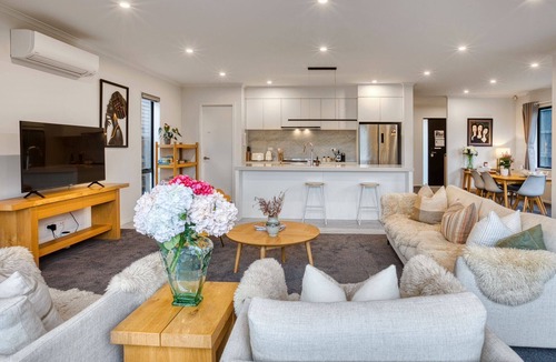 Hamilton Villa | Wonderful River View - Brand New Home - 4 Bedrooms