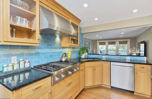 New Providence House | WORLD CUP LUXE–Walk to Train+Heated Pool & Spa-20 Min to Newark Airport-Sleep 10