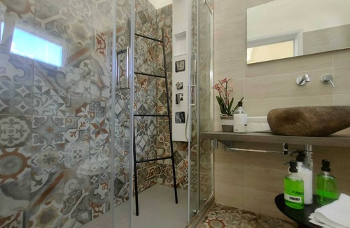 Novoli House | "Yarns and Embroidery" suite with living room, private bathroom, garden and hydro bath