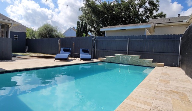 10 minutes from downtown w/pool and firepit