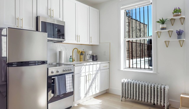 16 Bedroom Fourplex Close to The train - Huge Decks - sleeps 32