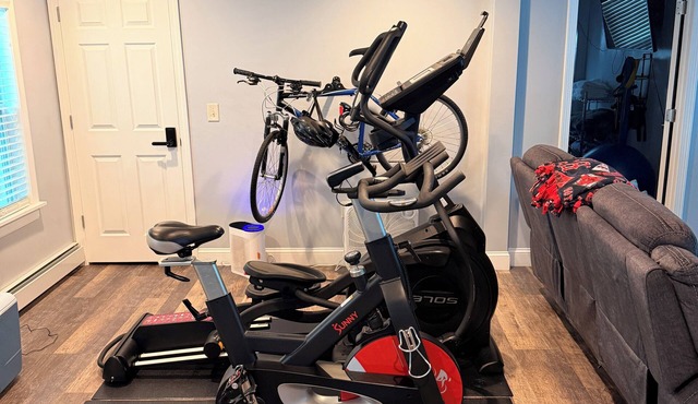 2-bedroom house with AC, parking, and cardio/GYM equipment in Providence