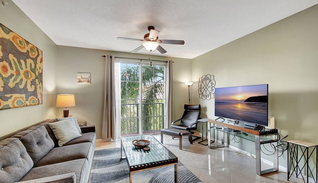 2 BR/2 BA Condo in Downtown WPB Pool Gym Parking Spot Juliet Balcony