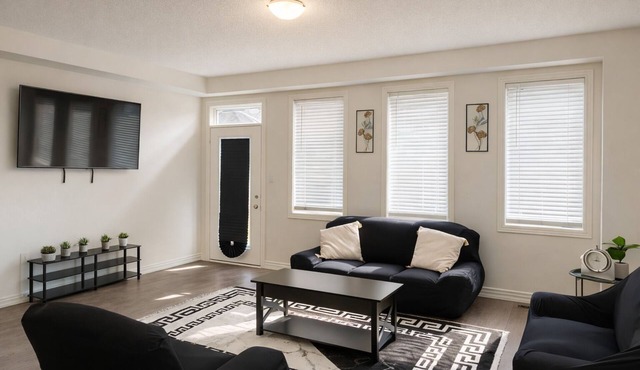 2024-Built Spacious & Stylish 3BR Cambridge Home—8 mins to African Lion Safari!