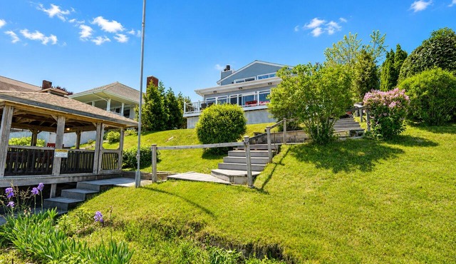 2BD Waterfront Home - Near Beaches & Providence