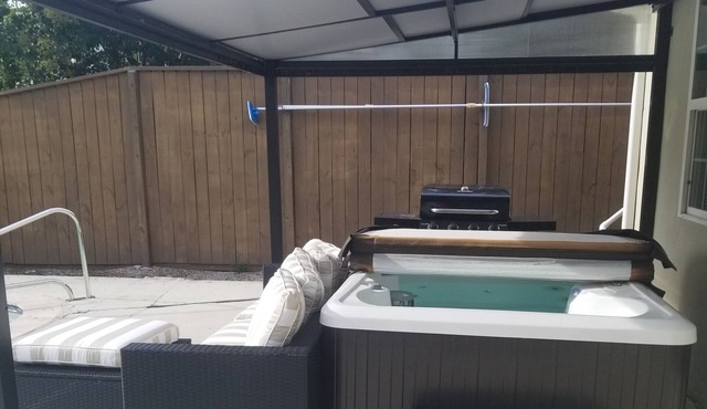 3 BD/2.5 Bath Lovely New Orleans Home. Pool & Jacuzzi. Gated secure parking.