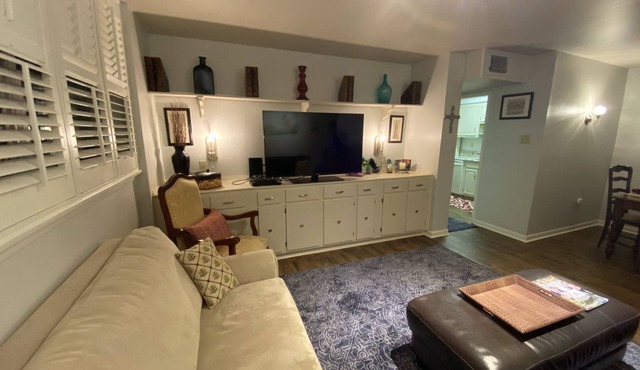 3 Bed 2 Bath On St Charles With 2 Parking Spaces Across From Street Car Stop