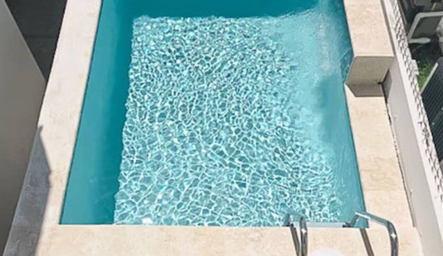 3 Bedroom/2 Bathroom 1 block from the beach