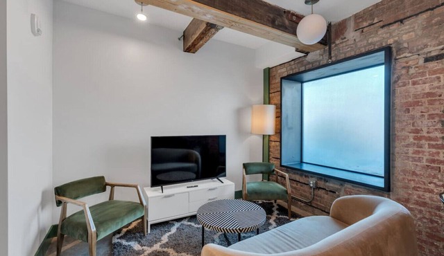 3 Bedroom Apartment, French Quarter, Pool, Walk to Canal & Bourbon