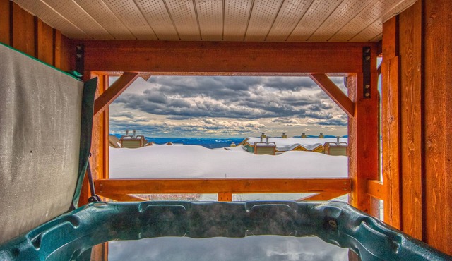 3BR 3 Bath townhouse-private hot tub, ski in skiout