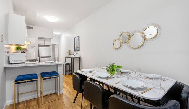 3Br 3Ba NY Charm Modern Luxe Sleeps to 12 Min to NYC Free Parking Permit