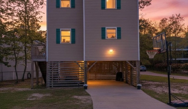 3BR beach house in Colington Harbour, minutes to beach & sound views.