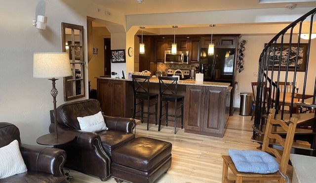 3BR w/loft @ 9 Vail Rd in the Heart of Vail Village, Parking, Hot Tub & Pool!
