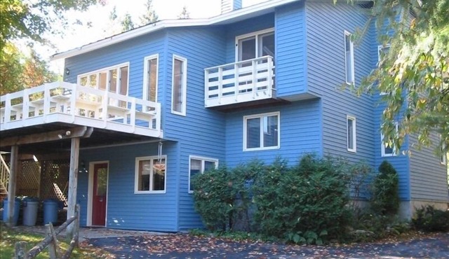 4 Bedroom Village Home Sleeps 8 with Hot Tub & Game Room STR Permit 20-00233