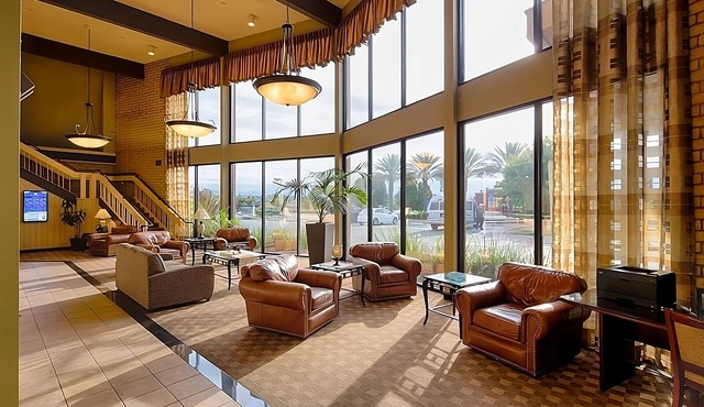 4 Spacious Units! Outdoor Pool, FREE Parking, Pets Allowed, Near Sundial Bridge!