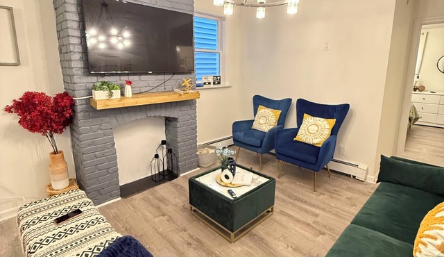 5BR 3BTH House, Steps to Bars,Dining,NYC Access+GameRm+Backyard w/BBQ+parking