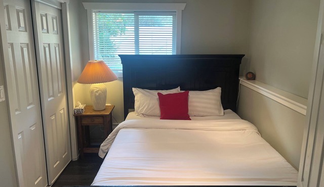 Air conditioned! Queen Suite Sleeps 1-4 guests with BBQ, Laundry, coffee, cream