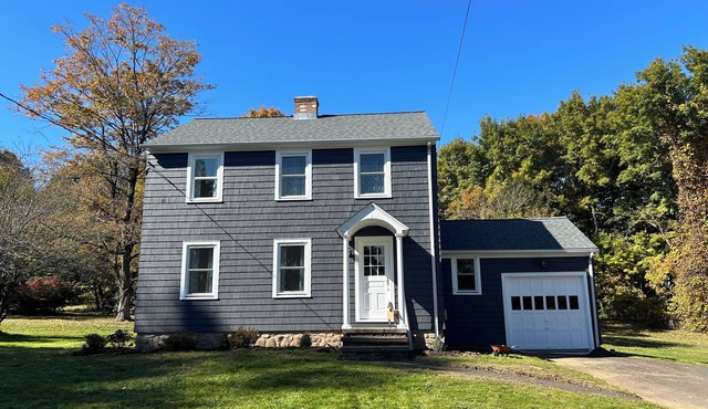 Alongside ski area. Charming house in Middlefield, 2 hrs from NY or Boston