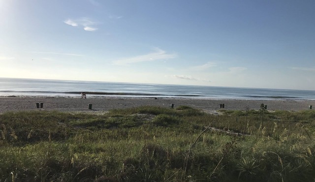 Amazing one bedroom direct ocean front condo with beautiful view of the ocean!