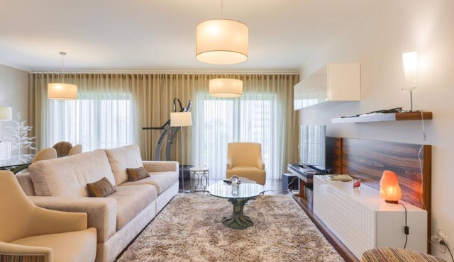 Apartment 'Glicínias Guest House' with Private Terrace, Wi-Fi and Air Conditioning