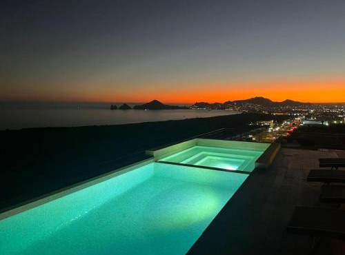 Arch View Luxury Condo with Heated Rooftop Pool and Jacuzzi