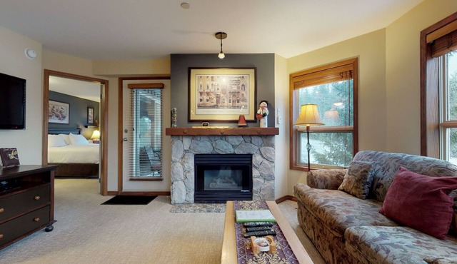 Aspens #355 Prime Ski-in Ski-out Location! Pool, Hot tubs, BBQ, sleeps 4