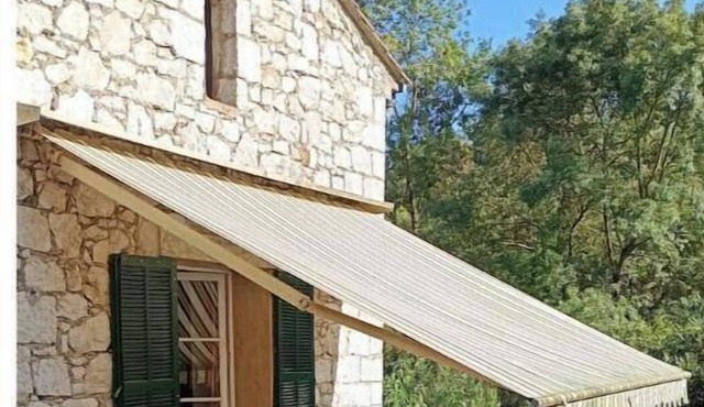 Authentic Provencal stone house in the heart of nature, a stone's throw from Nice