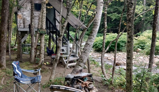 Bakerriver Tiny treehouse in Warren