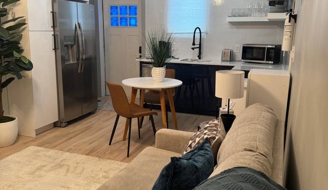 Baldwin's Bijou Studio Apartment w/a/c, queen bed