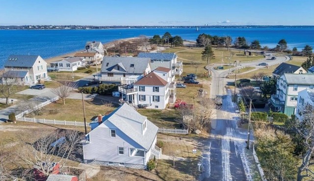 Beach House for rent - 4 houses down from Conimicut Beach park.