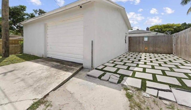 Beach Studio Near Downtown - Private Area/Driveway