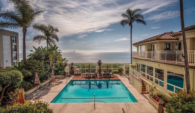 Beachfront Condo - Walk to Restaurants & Attractions