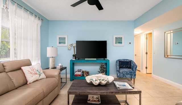 ⭐BEACHSIDE BLISS!⭐Singer Island 2/2⭐Huge Pool+Spa