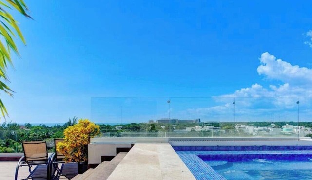 Beachside retreat w/rooftop pool & BBQ