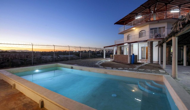 Beautiful 3Br/3Ba home, totally equipped with pool, great for familes!
