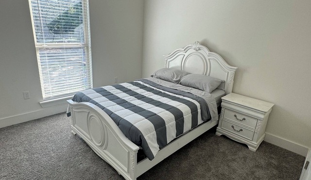 Beautiful 4/bed/2bath home away from home getaway Sleeps up to eight guest