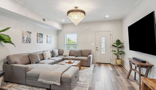 Beautiful 5 Bedroom 5 en suite Bath luxury home by the Superdome