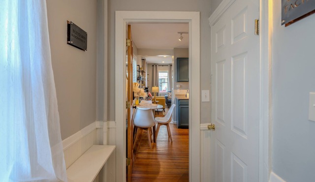 Beautiful Mid-Century Modern Apartment in Prov.