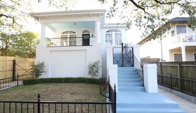 Beautiful & Spacious Apartment in Uptown with Wi-Fi, AC, Hulu