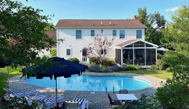 Big Views, Heated Pool, Mini-Gym, Sun Porch!