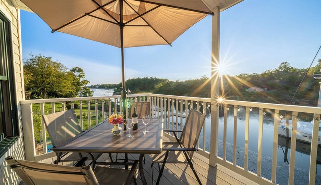 Boater's paradise 3-bedroom waterfront home clean, modern, private