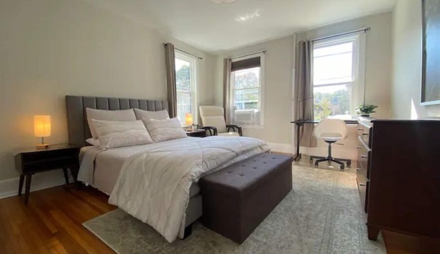 Boston 2bd King Bed near Harvard, MIT, subway near Boston. On-site free Parking