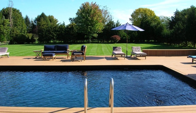 --- BRIDGEHAMPTON --- 1 mile to town