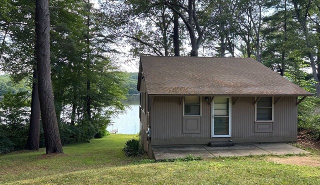 Brimfield Waterfront cottage
