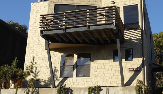 CAMP DAVID ~ A LIGHT FILLED CONTEMPORARY HOME. MINUTES FROM BEACH. SLEEPS 4.