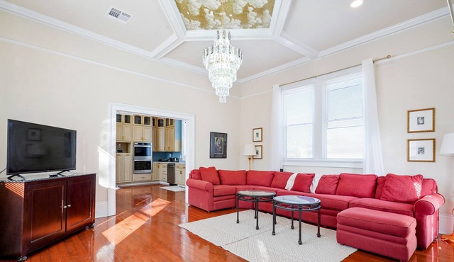 Centrally located city escape with WiFi, full kitchen, central AC - snowbirds OK