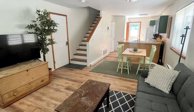 Centrally located Craftsman, 2 blocks from Good Food Store.