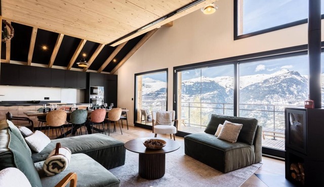Chalet, Ground floor, view mountain, sauna, terrace, balcony, fireplace or stove, parking, tv, 170m²