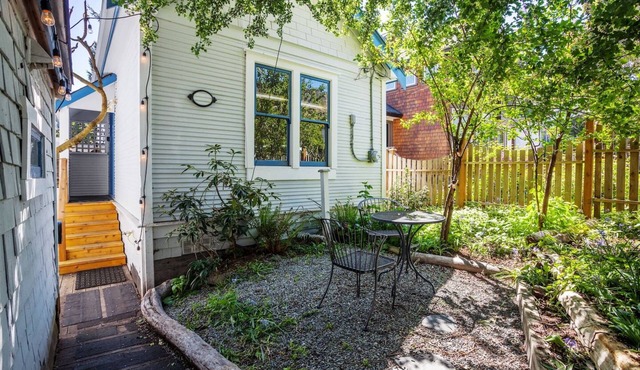 Character Fairfield Cottage close to beach and downtown