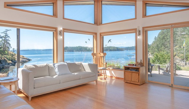 Charming 2-bedroom cottage on Salt Spring Island with ocean view patio.